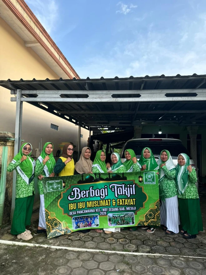 Ibu Muslimat NU dan fatayat Pancawarna Berbagi Takjil, Tebar Kepedulian di Bulan Ramadan